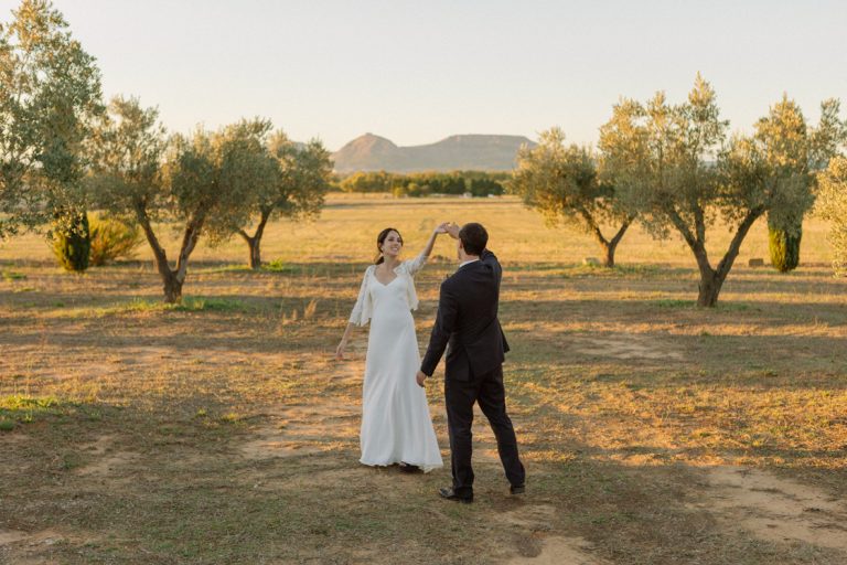 Pareja bailando entre los olivos de Mas Jofre en Pals tras su boda