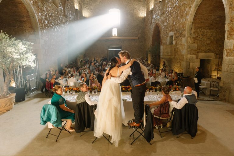 Pareja besándose en su boda en el Monestir de Sant Salvi