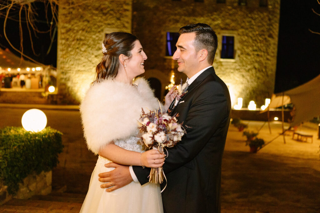 Retrato de pareja recién casada frente al castell de Sant Gregori