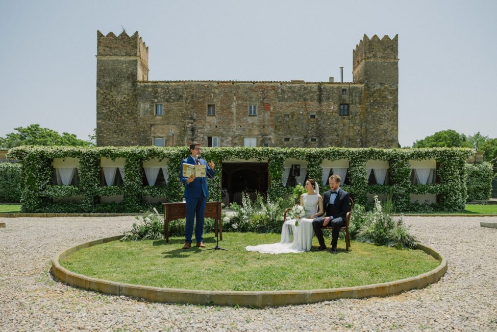Pareja en el momento de la ceremonia en su boda en el Castell de Caramany