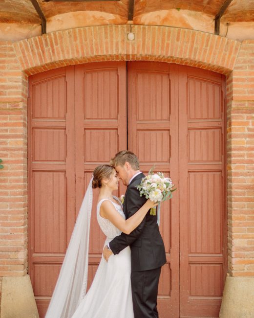 Pareja recién casada en frente de la casita rosa de La Roureda